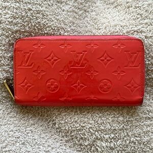 Louis Vuitton Vernis Coral Zippy Wallet